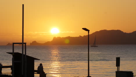 Sonnenaufgang-über-Porquerolles,-Blick-Vom-Orangefarbenen-Boot-La-Tour-Fondue-Auf-Das-Meer